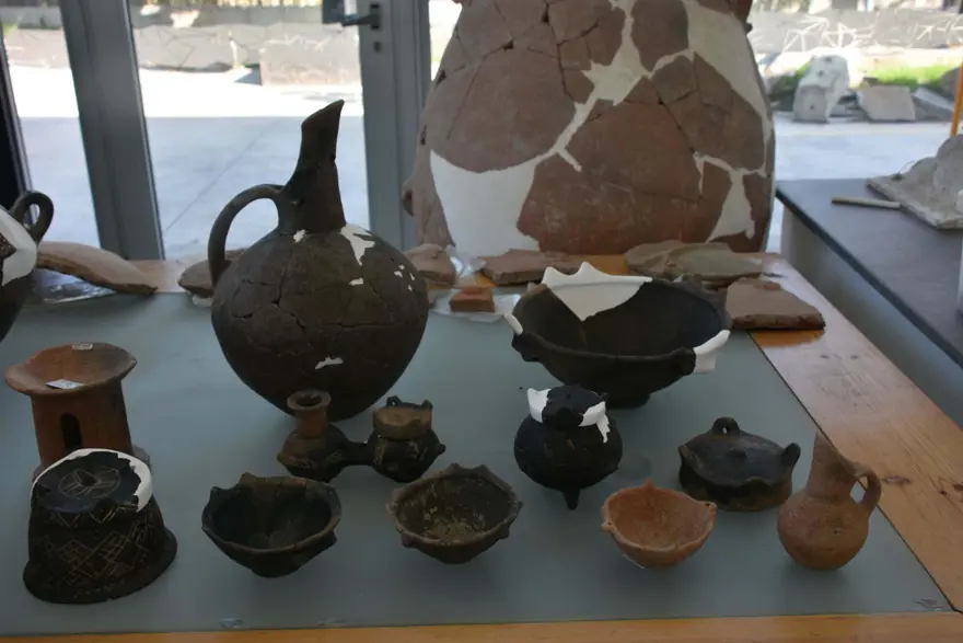 İzmir'de bulundu | Binlerce yıllık kapların sırrı: Gerdanlık ayrıntısı dikkat çekti 5