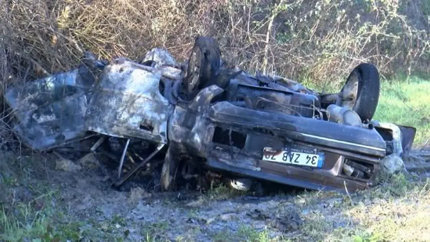 Çatalca’da şarampole yuvarlanan otomobil alev aldı: 2 ölü, 3yaralı 2 Çatalca’da şarampole yuvarlanan otomobil alev aldı: 2 ölü, 3yaralı 2