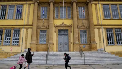 KKTC&#x27;de ortaokuldaki başörtüsü yasağı esnetildi: Bone ve bandana kararı