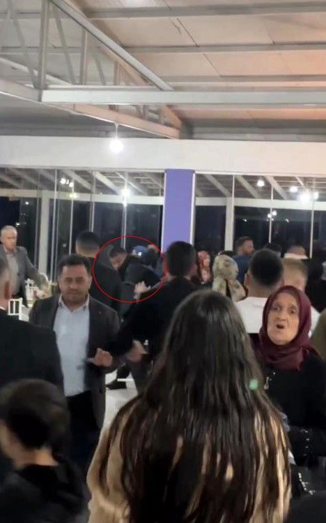 Düğün salonu boks ringine döndü! Davetliler nereye kaçacağını şaşırdı