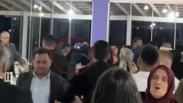 Düğün salonu boks ringine döndü! Davetliler nereye kaçacağını şaşırdı