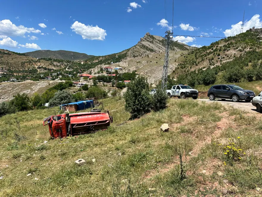 İtfaiye aracı şarampole yuvarlandı: Yaralılar var 6 İtfaiye aracı şarampole yuvarlandı: Yaralılar var 6