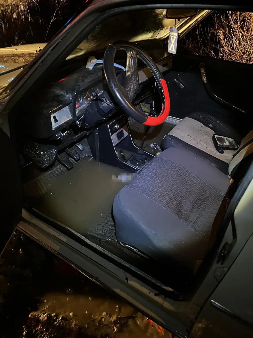 Dereden karşıya geçen otomobil akıntıya kapıldı, 2 kişi mahsur kaldı 1