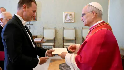 Trump'ın Vatikan elçisinden Papa'ya çikolatalı pasta jesti