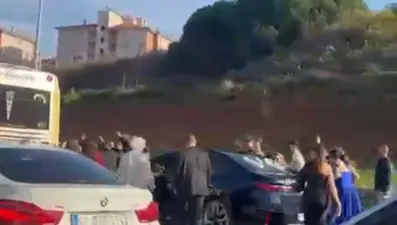 Trafik magandaları yolu kapatıp horon oynadı