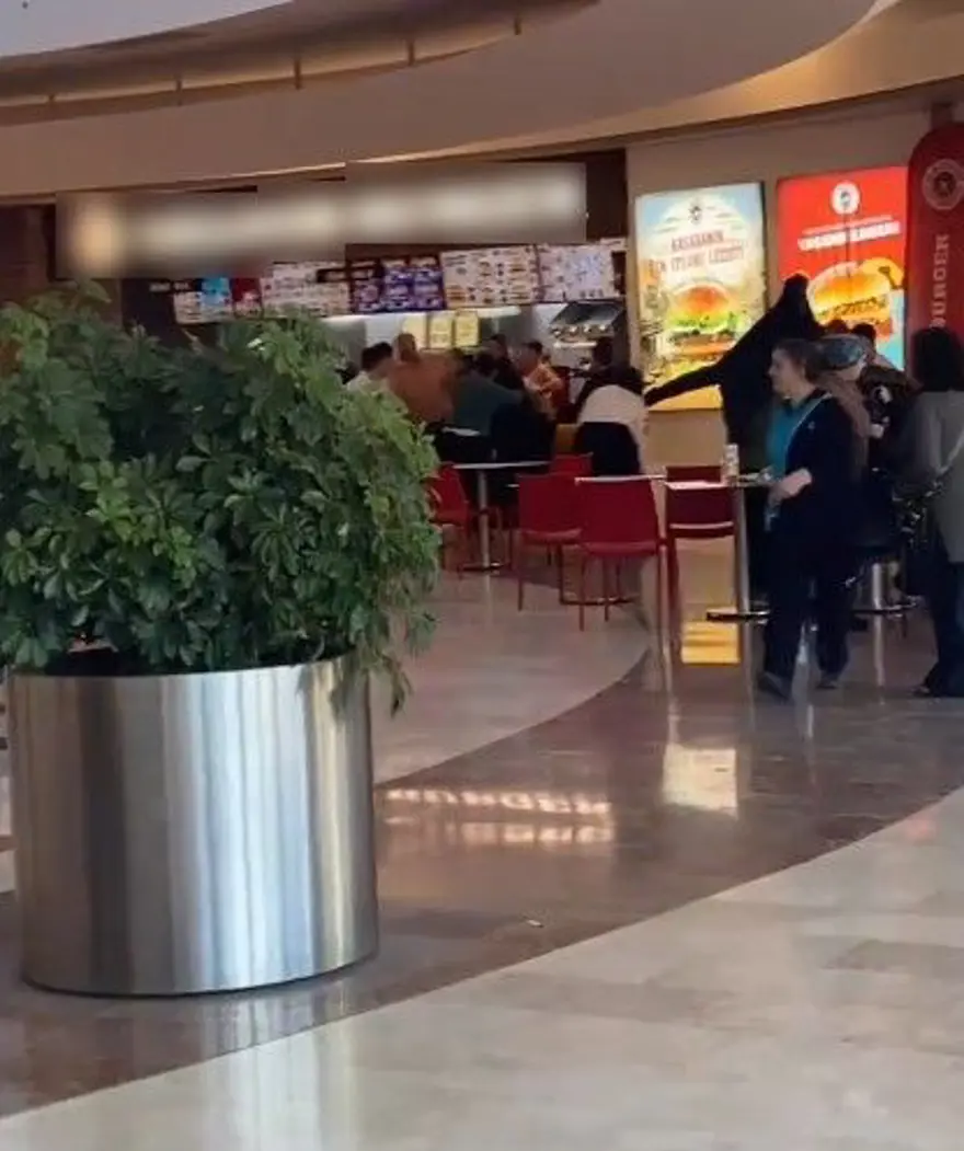 AVM’de hamburger kavgası: Garsonu dövdüler 