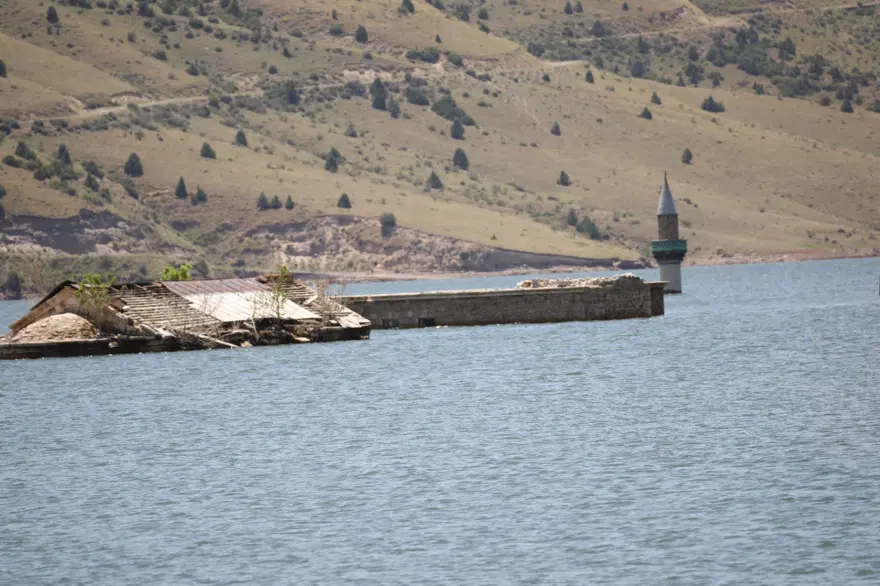 Suyun altından köy çıktı 6