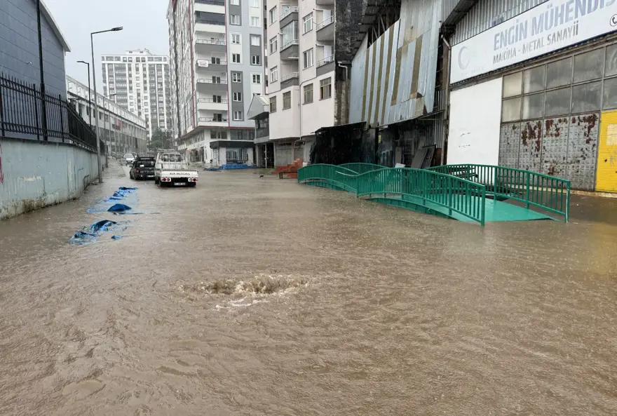 Şiddetli yağmur sokakları göle çevirdi, yollar kapandı, toprak kaymaları meydana geldi! Tahliye çalışmaları aralıksız sürüyor 1 Şiddetli yağmur sokakları göle çevirdi, yollar kapandı, toprak kaymaları meydana geldi! Tahliye çalışmaları aralıksız sürüyor 1