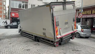 Çöken yola kamyonun tekeri düştü