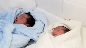 Sağlık çalışanı corona virüsü yendikten 3 gün sonra ikiz bebek dünyaya getirdi