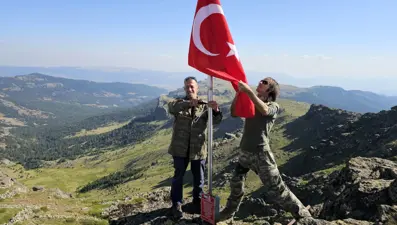 Zirvedeki yıpranan Türk Bayrağı yenisiyle değiştirildi