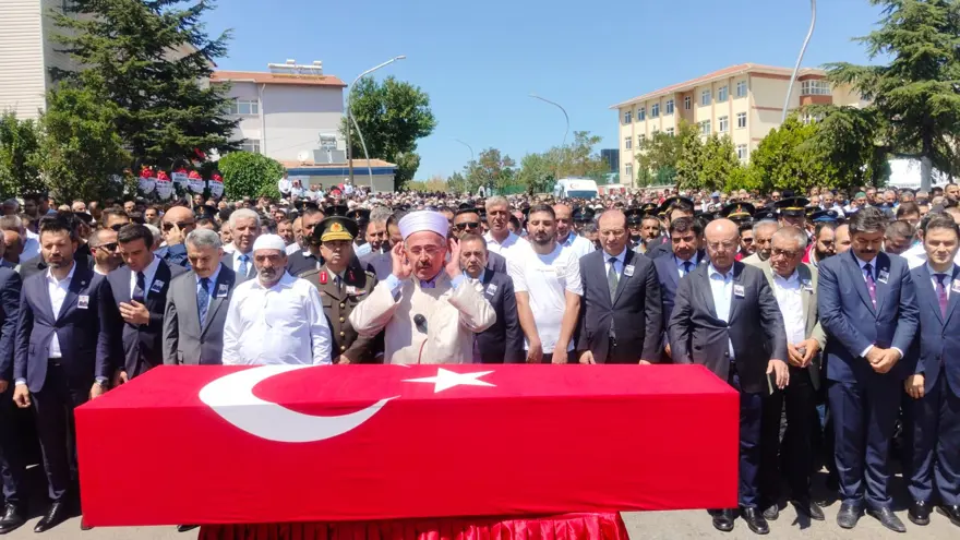 Pençe-Kilit şehidine veda: Annesi sedye ile getirildi 3