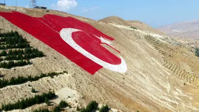 Türkiye'nin en büyük bayrağı: Bittiğinde şehrin her yerinden görünecek