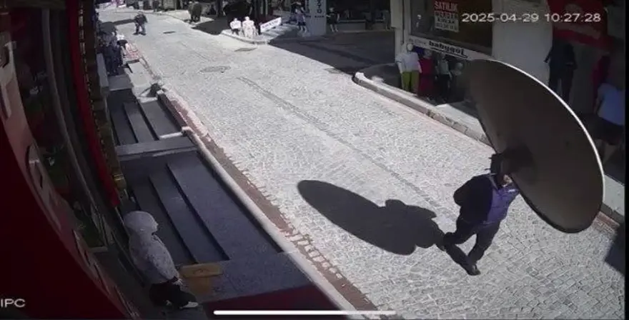 İstanbul'da ilginç olay: Yolda yürürken üzerine anten düştü 1