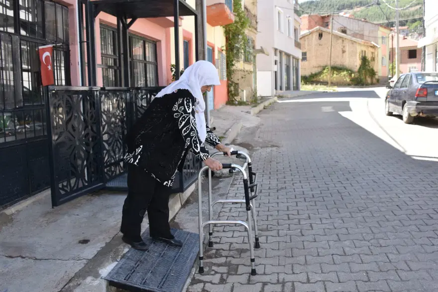 Böbrek hastası eşi için üç katlı binanın dışına yaptırdı 3 Böbrek hastası eşi için üç katlı binanın dışına yaptırdı 3