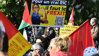 Paris'te aşırı sağcılar AB'den ayrılma çağrısıyla sokağa indi