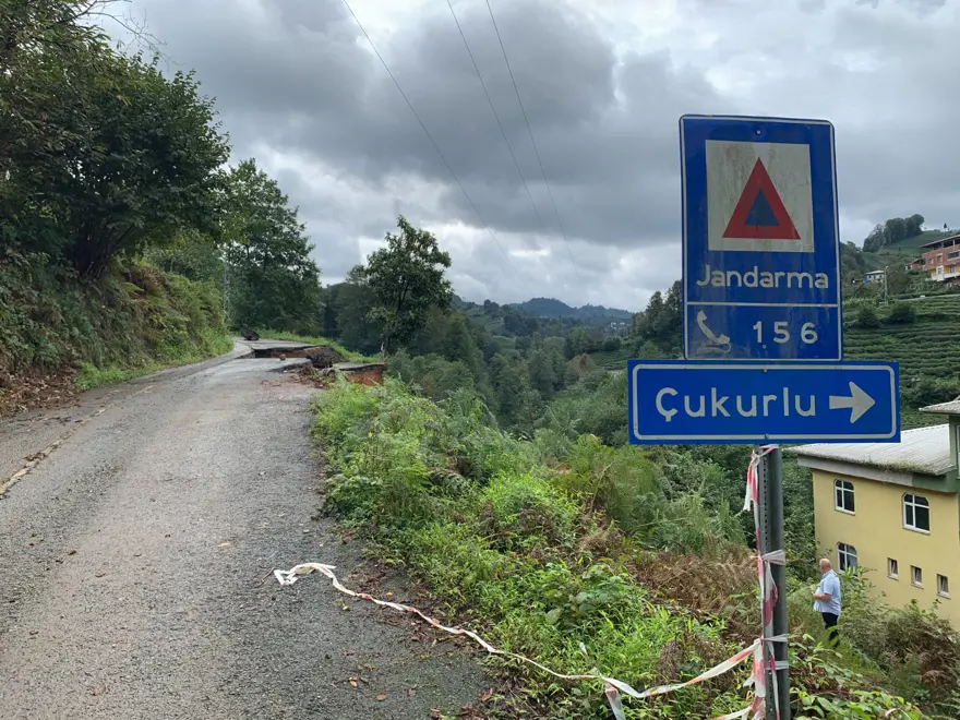 Rize'yi sel vurdu: Vatandaşlar yaş çaylarını kurtarmaya çalıştı 