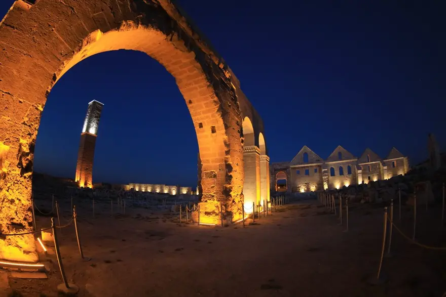 Şanlıurfa'da özel ışıklandırma yapılan tarihi alanlarda kartpostallık görüntüler 11
