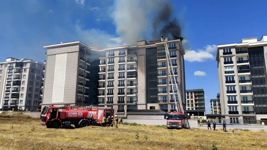 İstanbul'da 9 katlı binada yangın paniği 