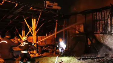 Samsun'da 2 katlı ahşap ev ve depo alevlere teslim oldu