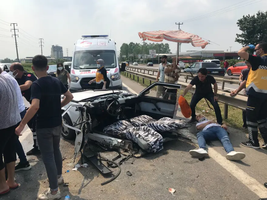 E-5'teki kazada otomobil ikiye bölündü E-5'teki kazada otomobil ikiye bölündü