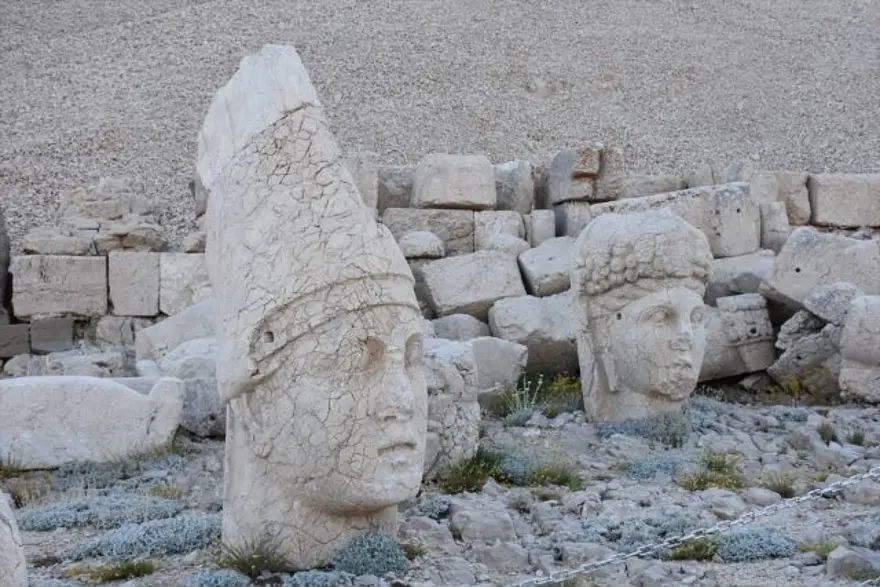 nemrut dağı, nemrut heykelleri, nemrut heykelleri nerede, nemrut dağı milli parkı, güneşin doğuşunun ve batışının en güzel olduğu yerler, adıyaman gezilecek yerler, seyahat, gezi, tatil 17