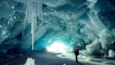 İsviçre'de buz şöleni: Buzulun içinde mağaralar oluştu!