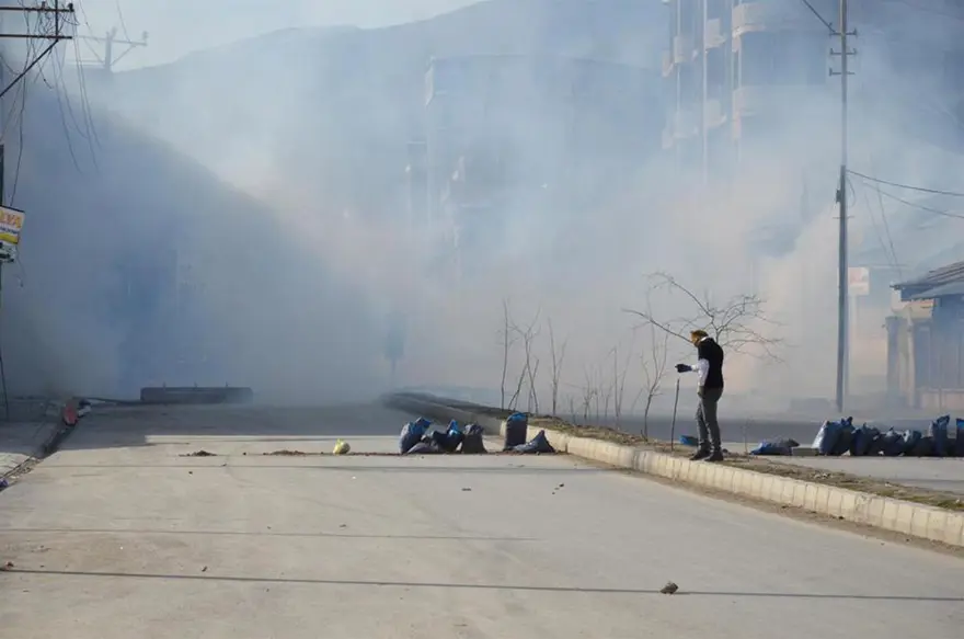 Kimlik kontrolü yapan gruba polis müdahalesi 8