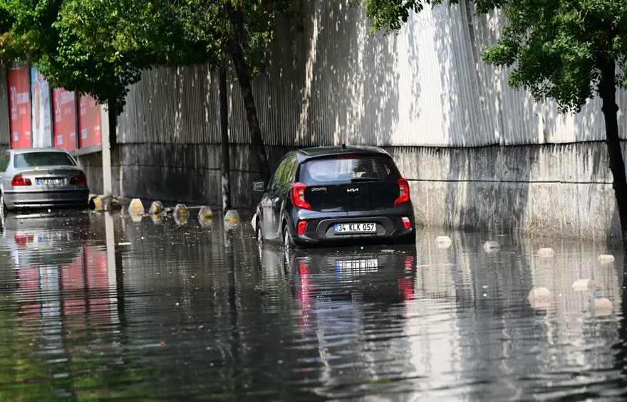 İstanbul için uyarı verilmişti: Kuvvetli yağış etkisini gösteriyor 16