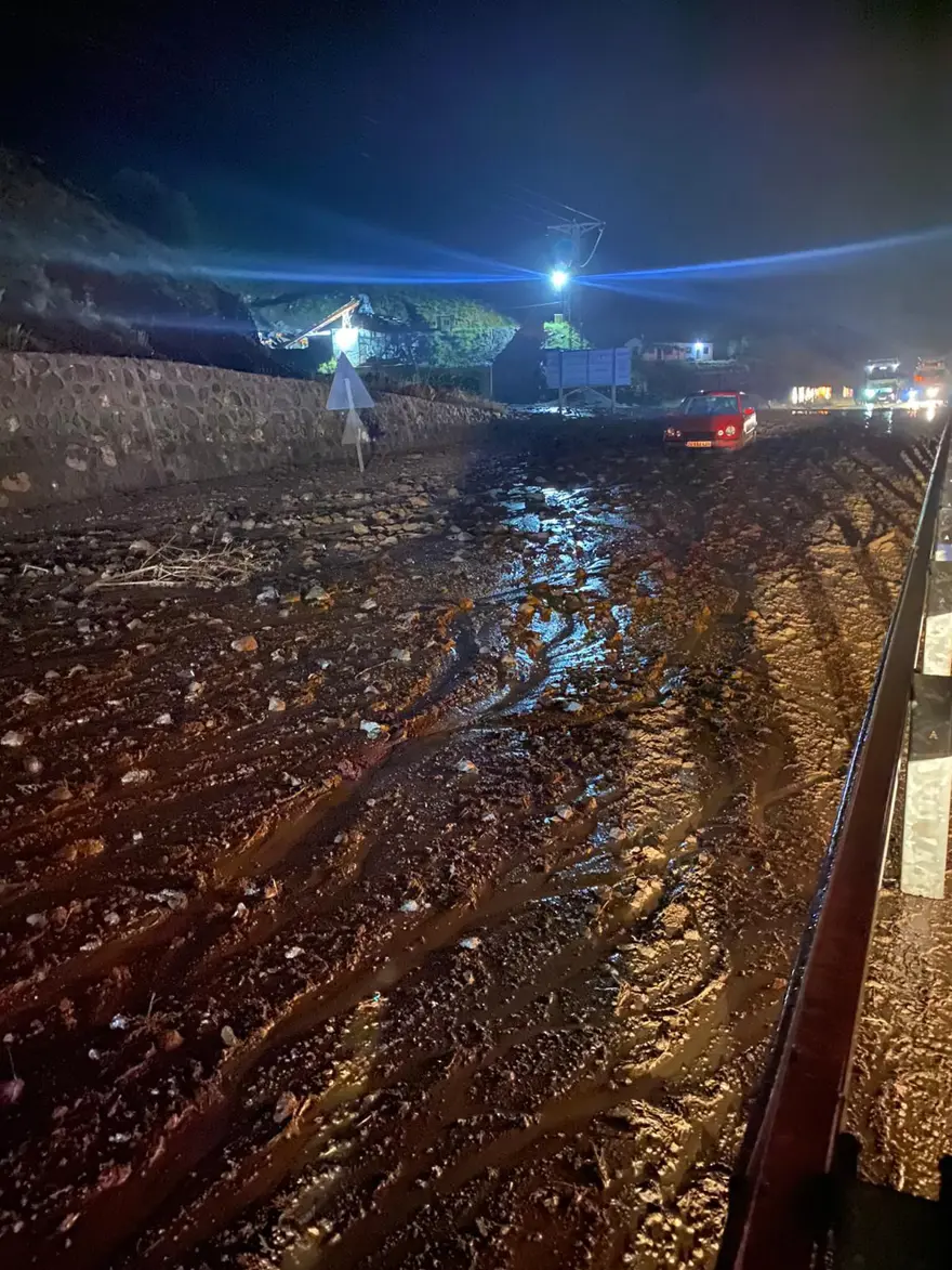 Heyelan nedeniyle kapanan Erzincan-Erzurum kara yolu ulaşıma açıldı 1