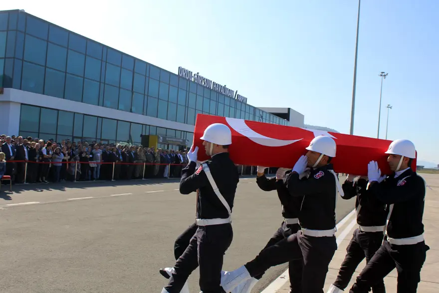DAEŞ roketinin patlaması sonucu şehit olan polis son yolculuğuna uğurlandı 4