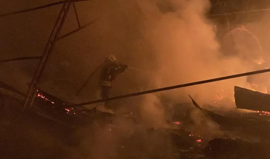 Çiftlik alevlere teslim oldu, ekipler sabaha kadar alevlerlemücadele etti 