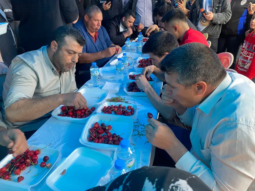 10 dakikada 2 buçuk kilo kiraz yedi: Yarışmada altın kazandı 1 10 dakikada 2 buçuk kilo kiraz yedi: Yarışmada altın kazandı 1