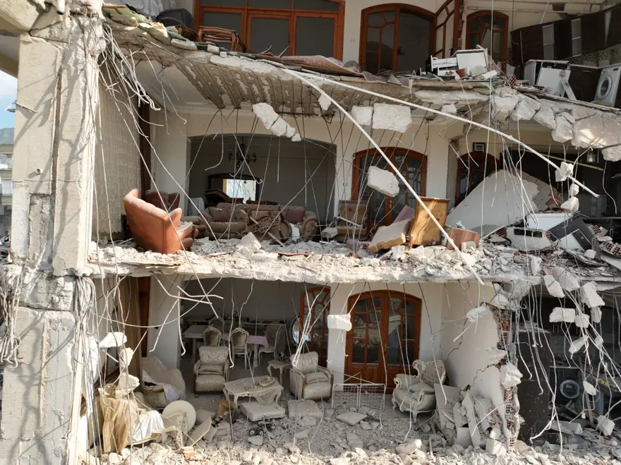 Hatay'da hasarlı evlerin içi görüntülendi 2