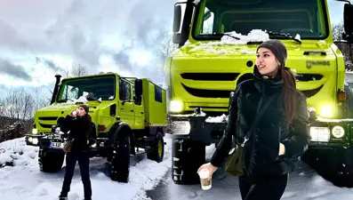 Fahriye Evcen lüks aracıyla şov yaptı