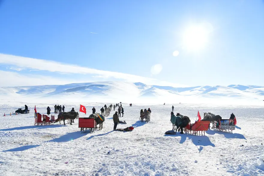 Buzla kaplı Çıldır Gölü'nde atlı kızakla gezinti keyfi 7