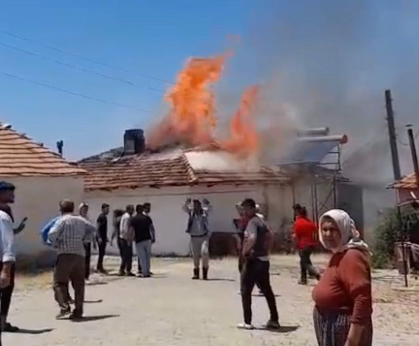 Yemek için yaktığı ateş evini küle çevirdi