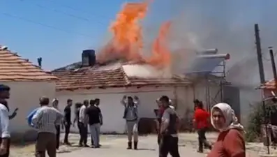 Yemek için yaktığı ateş evini küle çevirdi