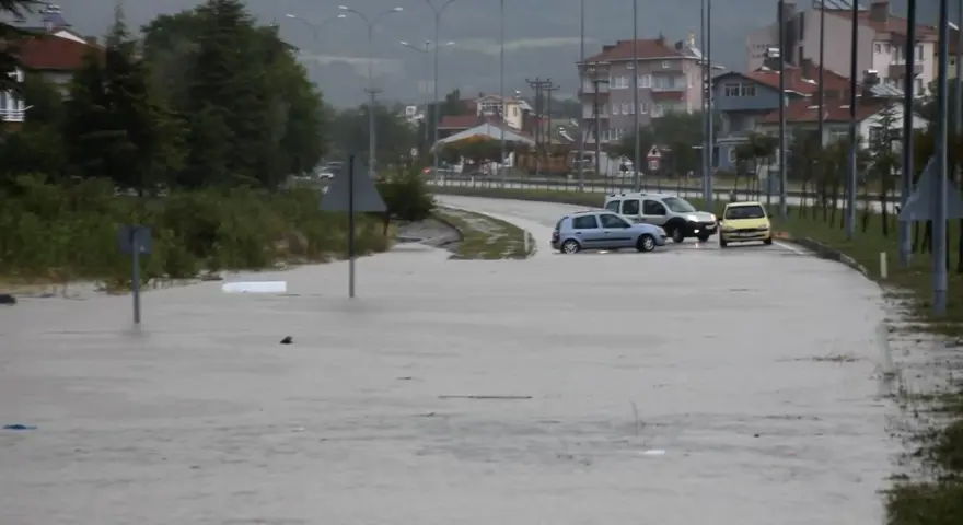Kütahya Domaniç'i dolu ve sel vurdu 5