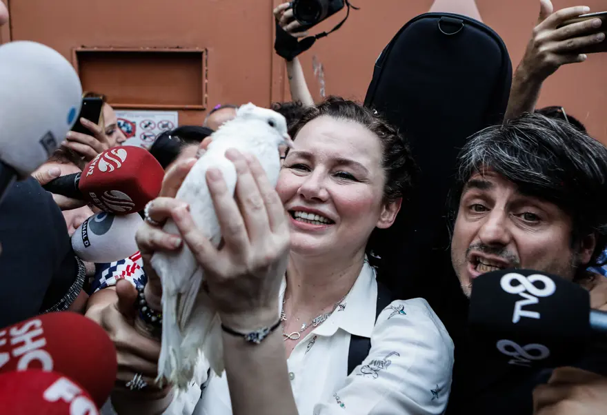 Deniz Seki tahliye oldu (Cezaevinden beyaz güvercinle çıktı) 3