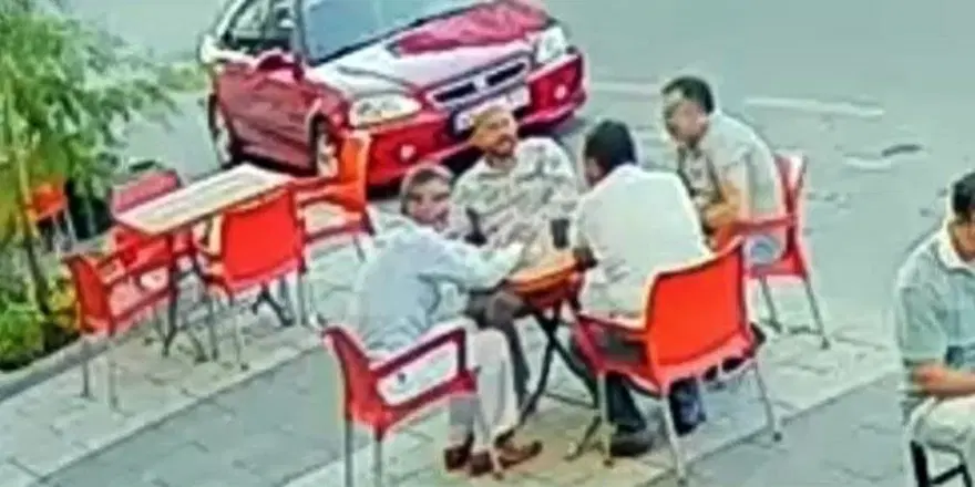 Arkadaşlarıyla çay içerken yorgun merminin hedefi oldu 