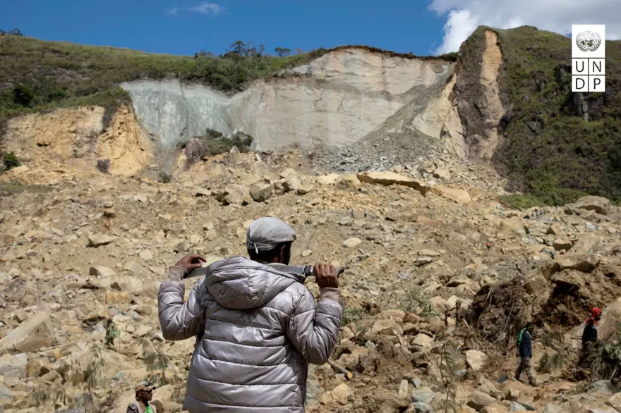 Yüzlerce kişi toprak altında! Sadece 7 cesede ulaşıldı 8 Yüzlerce kişi toprak altında! Sadece 7 cesede ulaşıldı 8