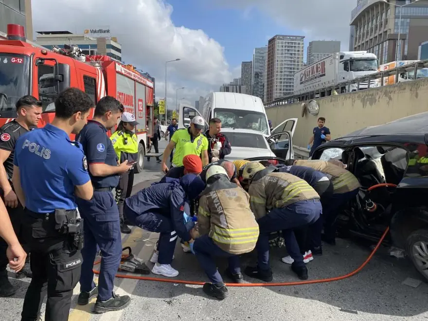 BasınEkspres yan yoldaki zincirleme kazada 2 can kaybı 2