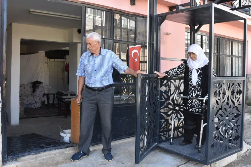 Böbrek hastası eşi için üç katlı binanın dışına yaptırdı Böbrek hastası eşi için üç katlı binanın dışına yaptırdı