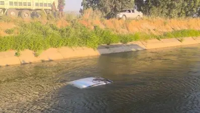 Sulama kanalına uçan pikapta can verdi