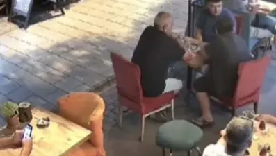 İzmir'de garip olay: Kafede oturan kişiye yorgun mermi isabet etti