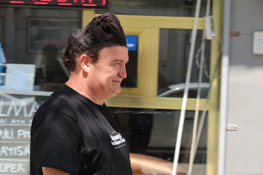 Günde 1 saat uğraşıyor, "kalpaklı" olarak anılıyor! Dökülen saçlarına bulduğu çözüm dikkat çekiyor 