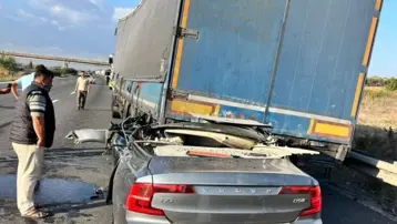 Otoyolda korkunç kaza: TIR'a ok gibi saplandı