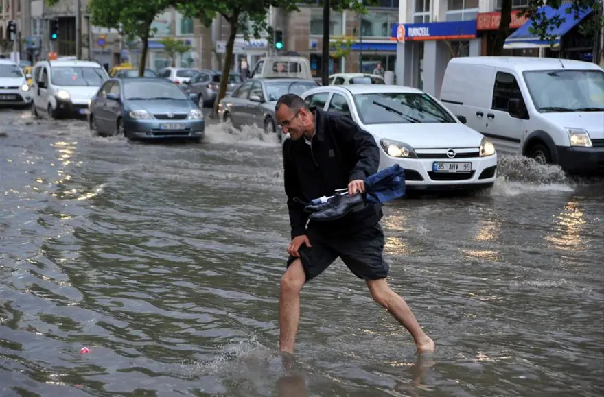 Yağmur İzmir'i felç etti 1