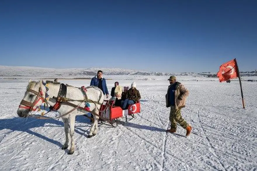 Çıldır gölü Fransız medyasını hayran bıraktı: Donmuş Türk gölü boyunca atlı kızak yolculuğu 5